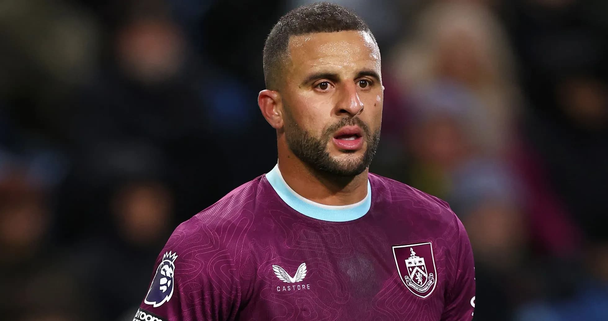 Jugador de Burnley en uniforme durante un partido Jugador de Burnley en uniforme durante un partido