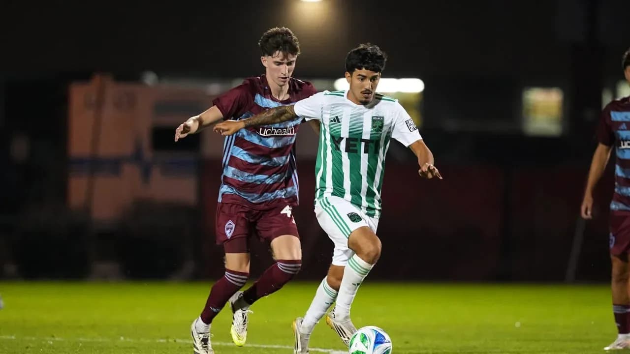 Jugador del Colorado Rapids II persigue el balón Jugador del Colorado Rapids II persigue el balón