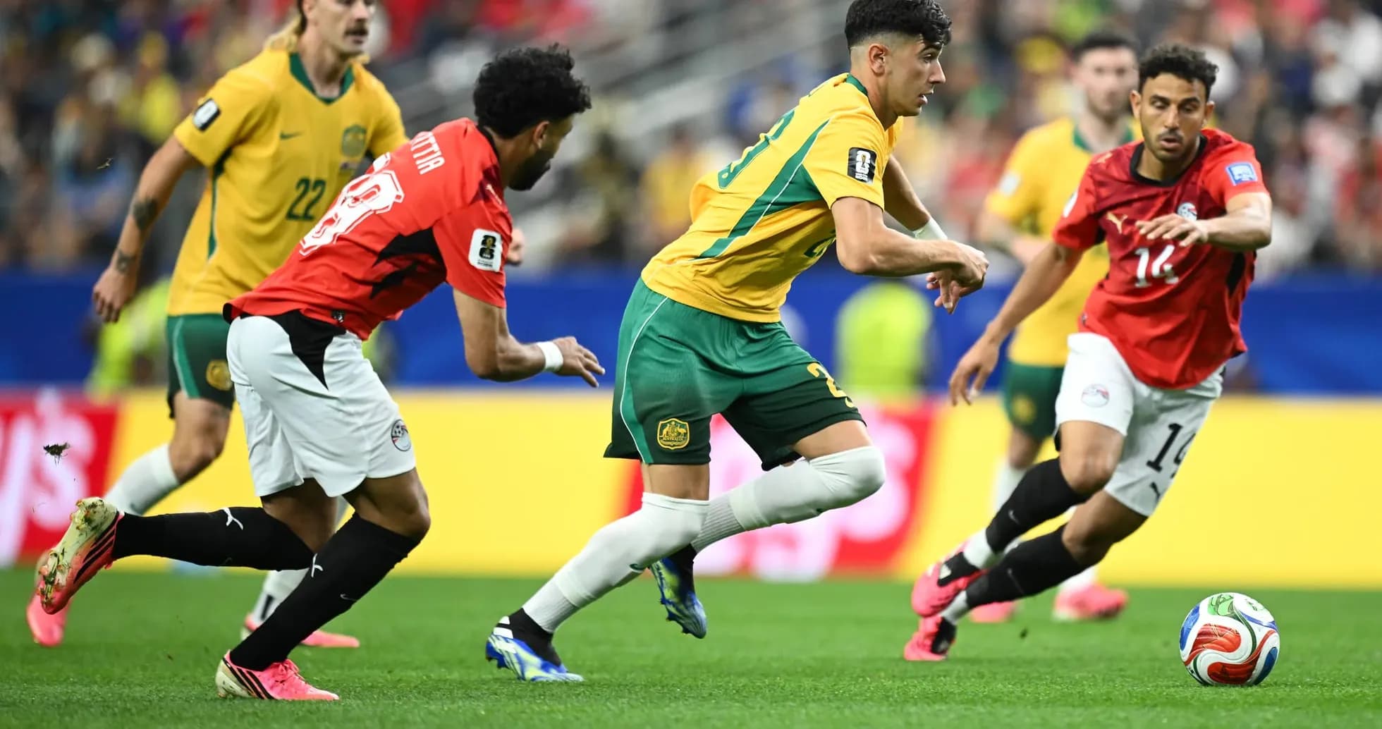 Jugadores de Australia y Egipto en acción Jugadores de Australia y Egipto en acción