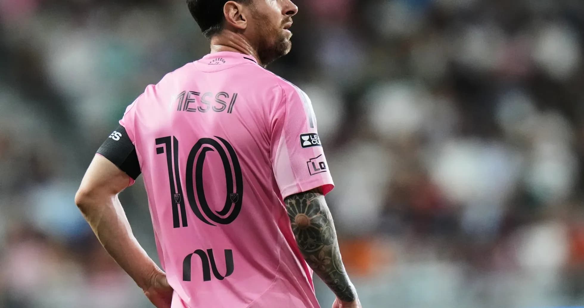 Lionel Messi con camiseta rosa durante el partido Lionel Messi con camiseta rosa durante el partido