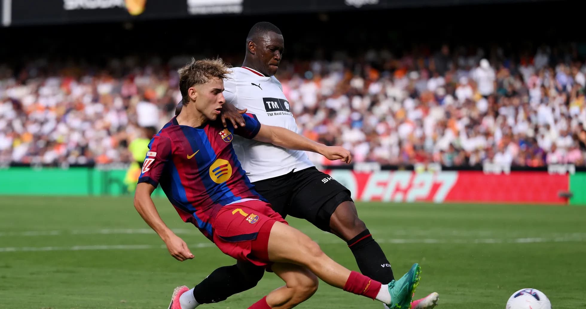 Jugador de Barcelona deslizándose para quitar el balón Jugador de Barcelona deslizándose para quitar el balón