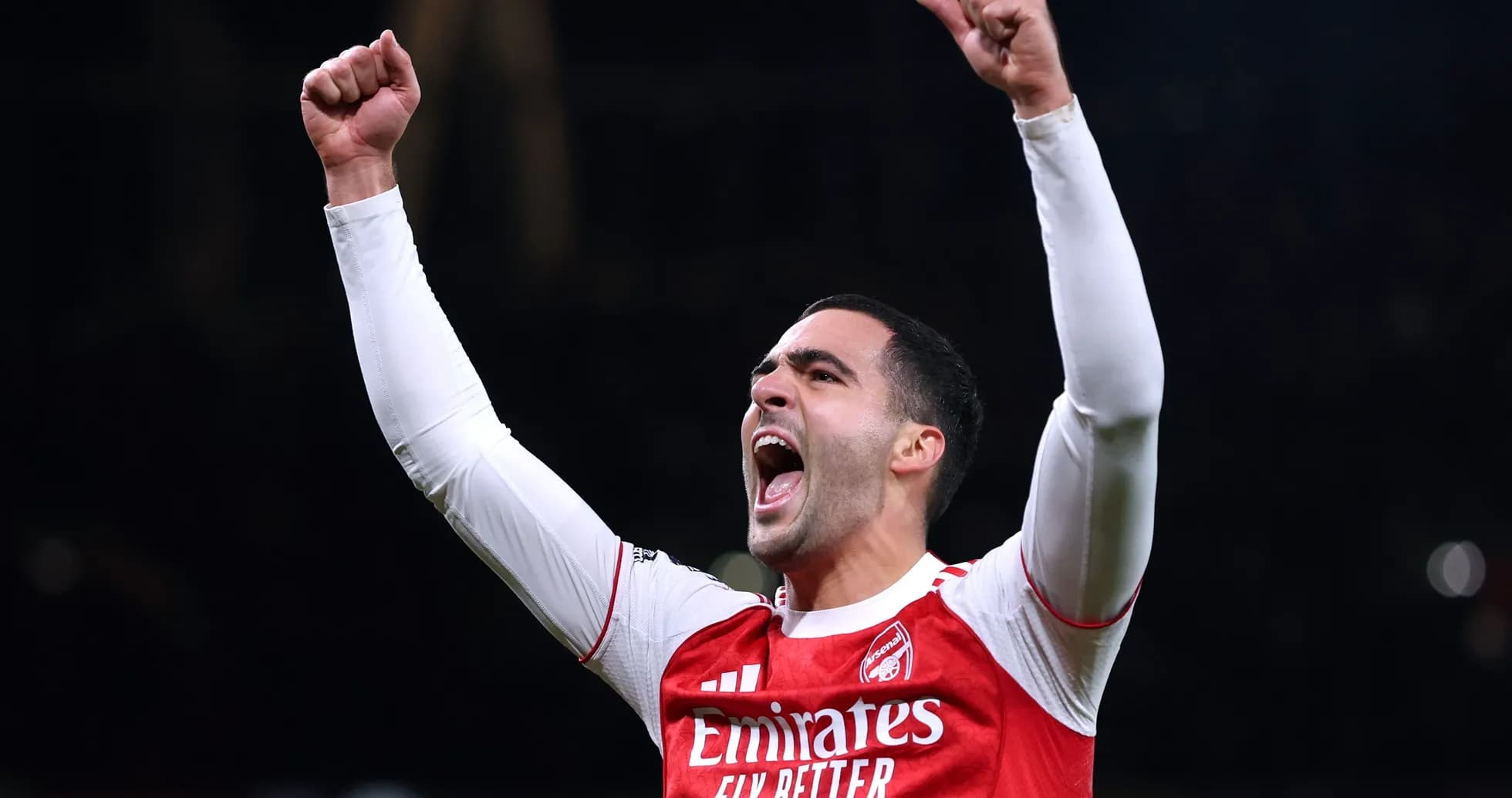 Jugador del Arsenal celebrando con los brazos levantados Jugador del Arsenal celebrando con los brazos levantados