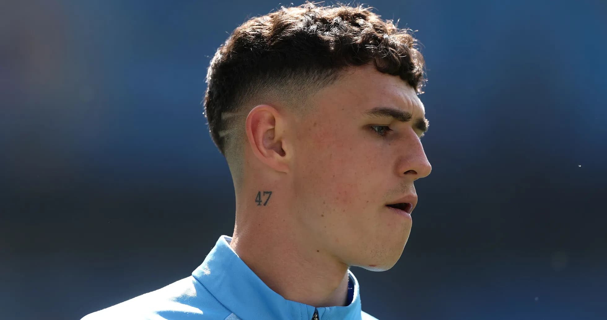 Jugador con tatuaje '47' en el cuello Jugador con tatuaje '47' en el cuello