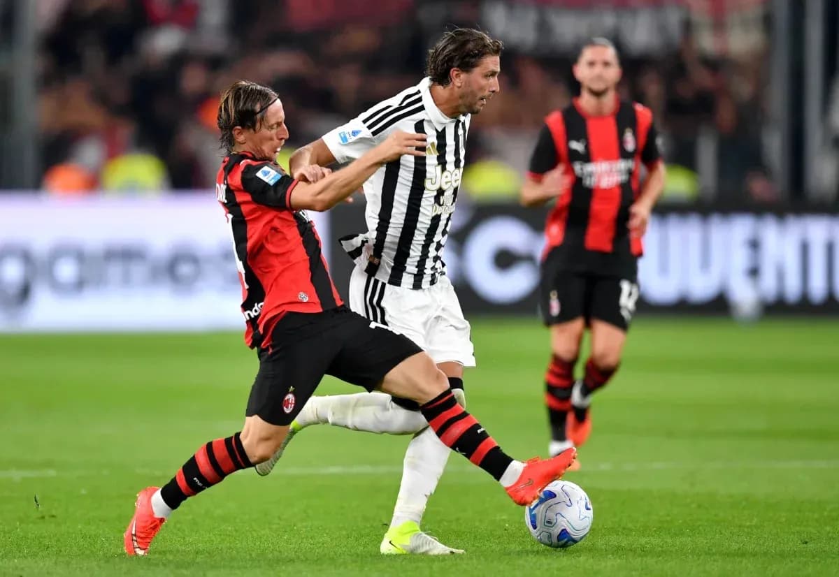 Jugador de AC Milan tackleando a jugador de Juventus Jugador de AC Milan tackleando a jugador de Juventus