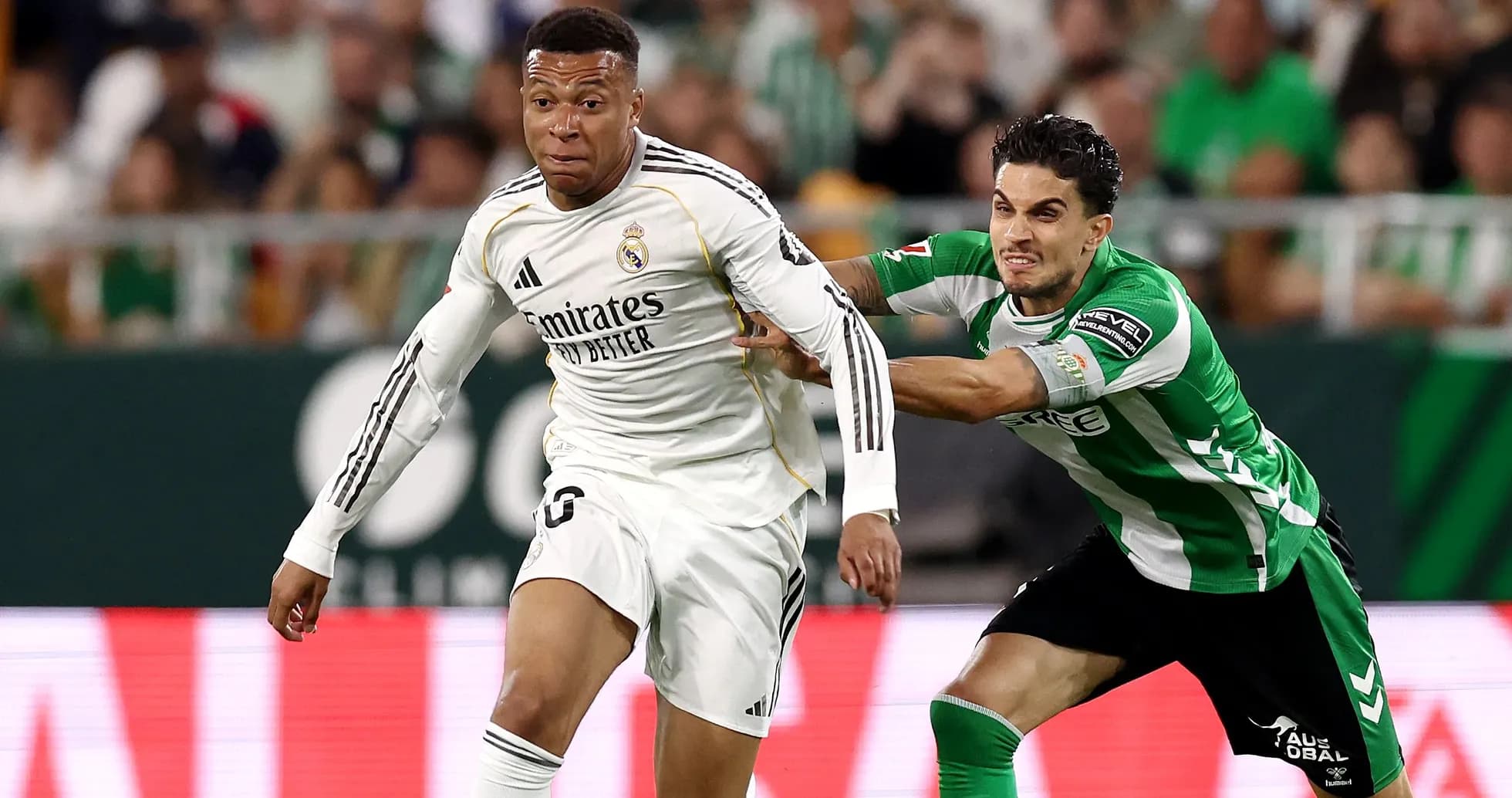 Jugadores de Real Madrid y Betis luchando por el balón Jugadores de Real Madrid y Betis luchando por el balón