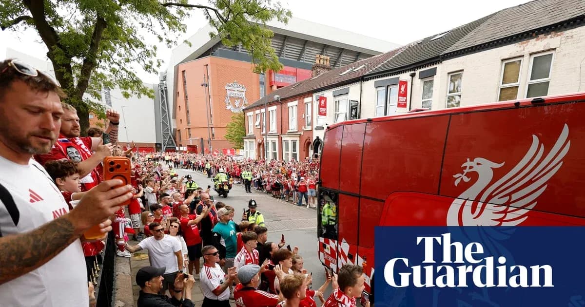 Aficionados de Liverpool reciben al autobús del equipo Aficionados de Liverpool reciben al autobús del equipo