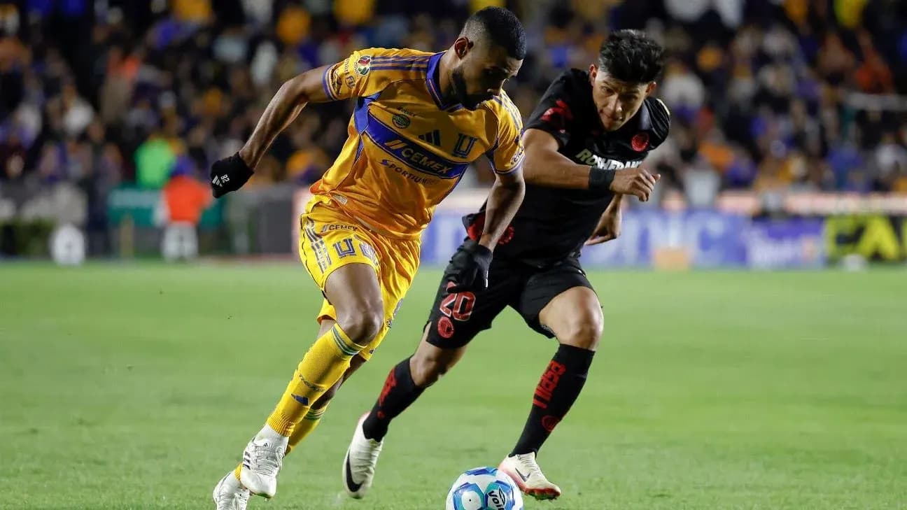 Jugador de Tigres UANL contra jugador de Toluca Jugador de Tigres UANL contra jugador de Toluca