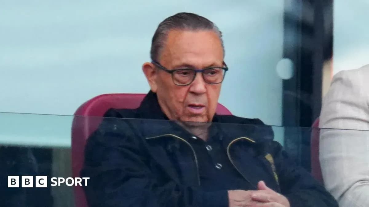 Hombre en palco observando un partido de fútbol Hombre en palco observando un partido de fútbol