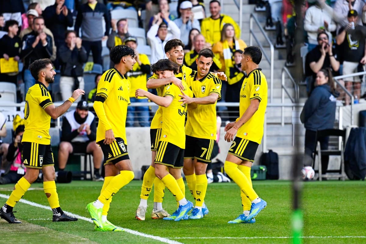 Jugadores de Columbus Crew II celebrando un gol Jugadores de Columbus Crew II celebrando un gol