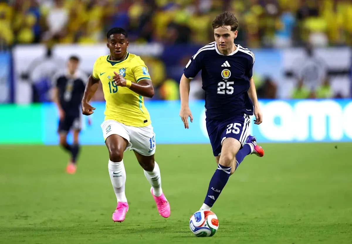 Jugador de Escocia corriendo con el balón, seguido por brasileño Jugador de Escocia corriendo con el balón, seguido por brasileño