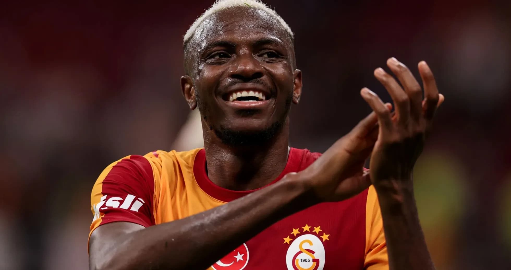 Jugador de Galatasaray aplaudiendo después del partido Jugador de Galatasaray aplaudiendo después del partido