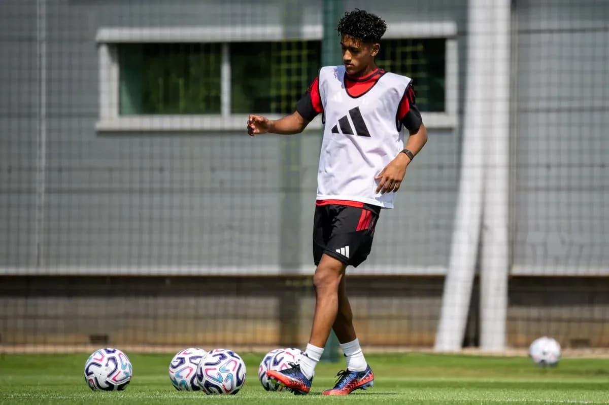 Jugador entrenando en el campo con balones Jugador entrenando en el campo con balones