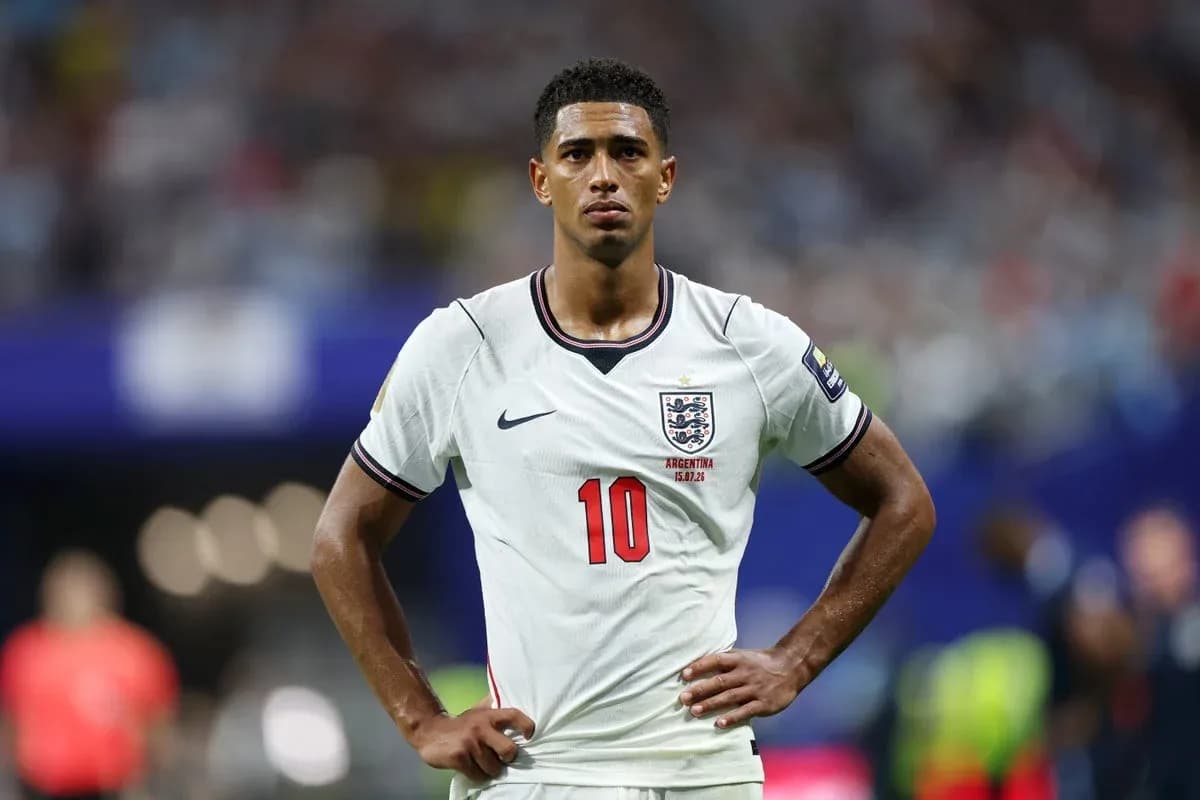 Jugador de Inglaterra con camiseta blanca en el campo Jugador de Inglaterra con camiseta blanca en el campo