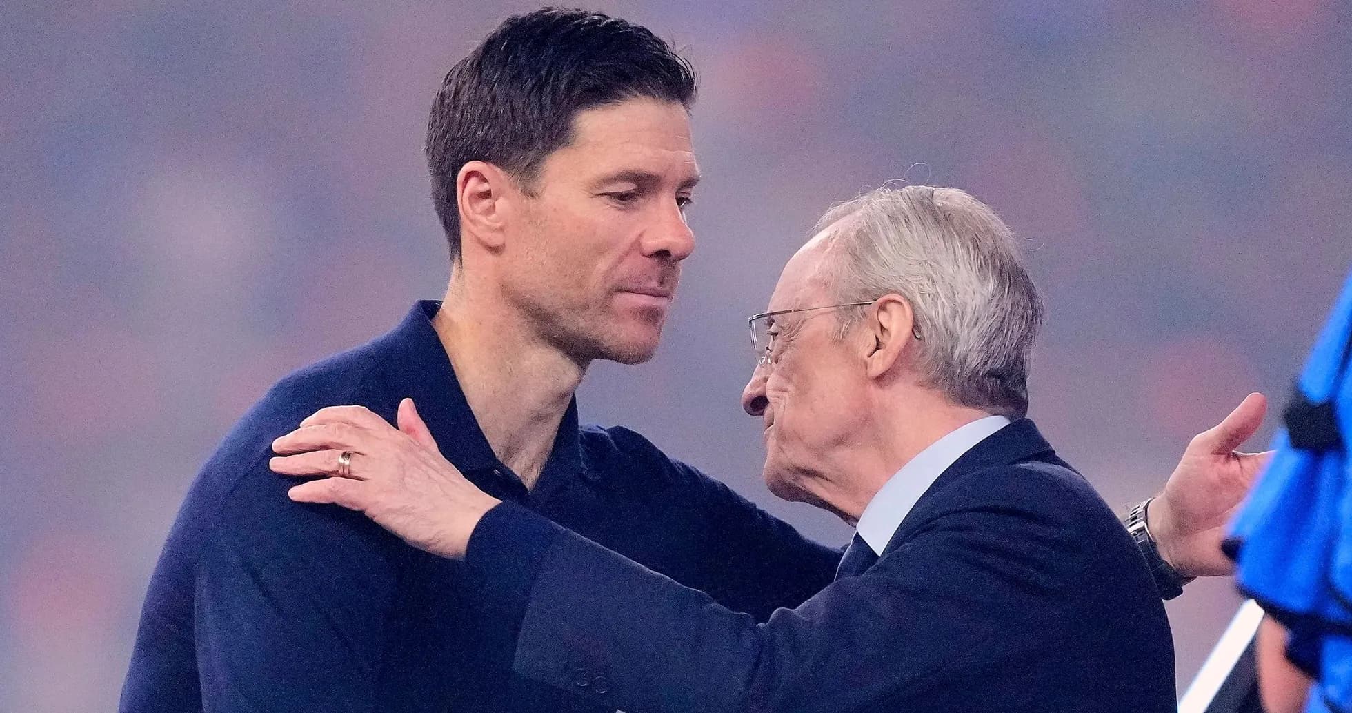 Xabi Alonso y Florentino Pérez se saludan Xabi Alonso y Florentino Pérez se saludan