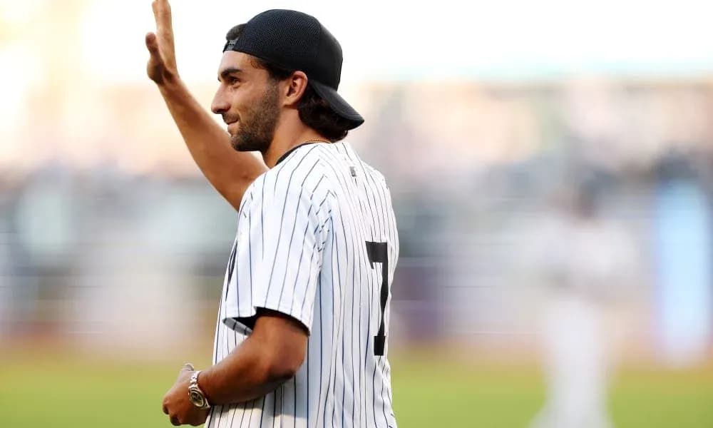 Jugador saludando en el campo de béisbol Jugador saludando en el campo de béisbol