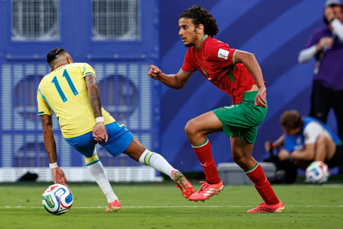 Jugador de Brasil esquivando a defensor de Marruecos Jugador de Brasil esquivando a defensor de Marruecos