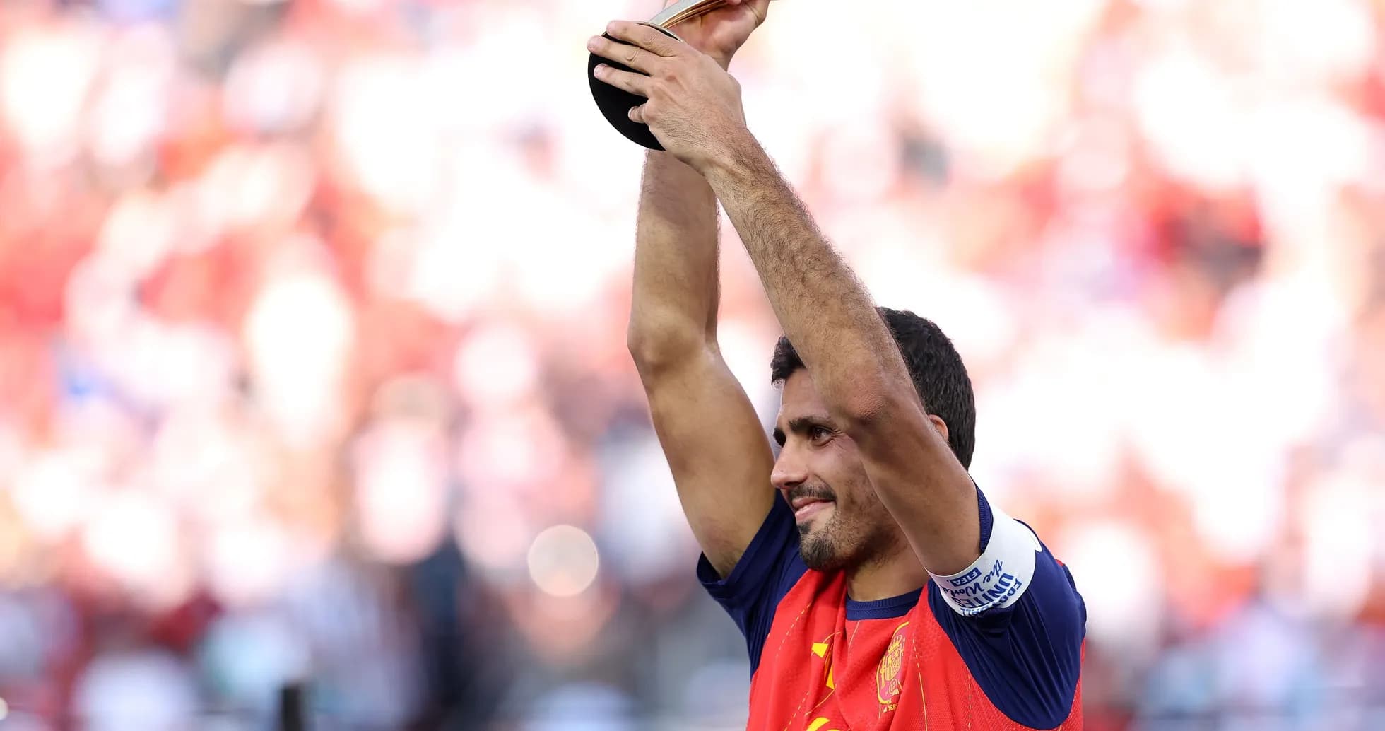 Jugador levantando trofeo tras ganar el partido Jugador levantando trofeo tras ganar el partido