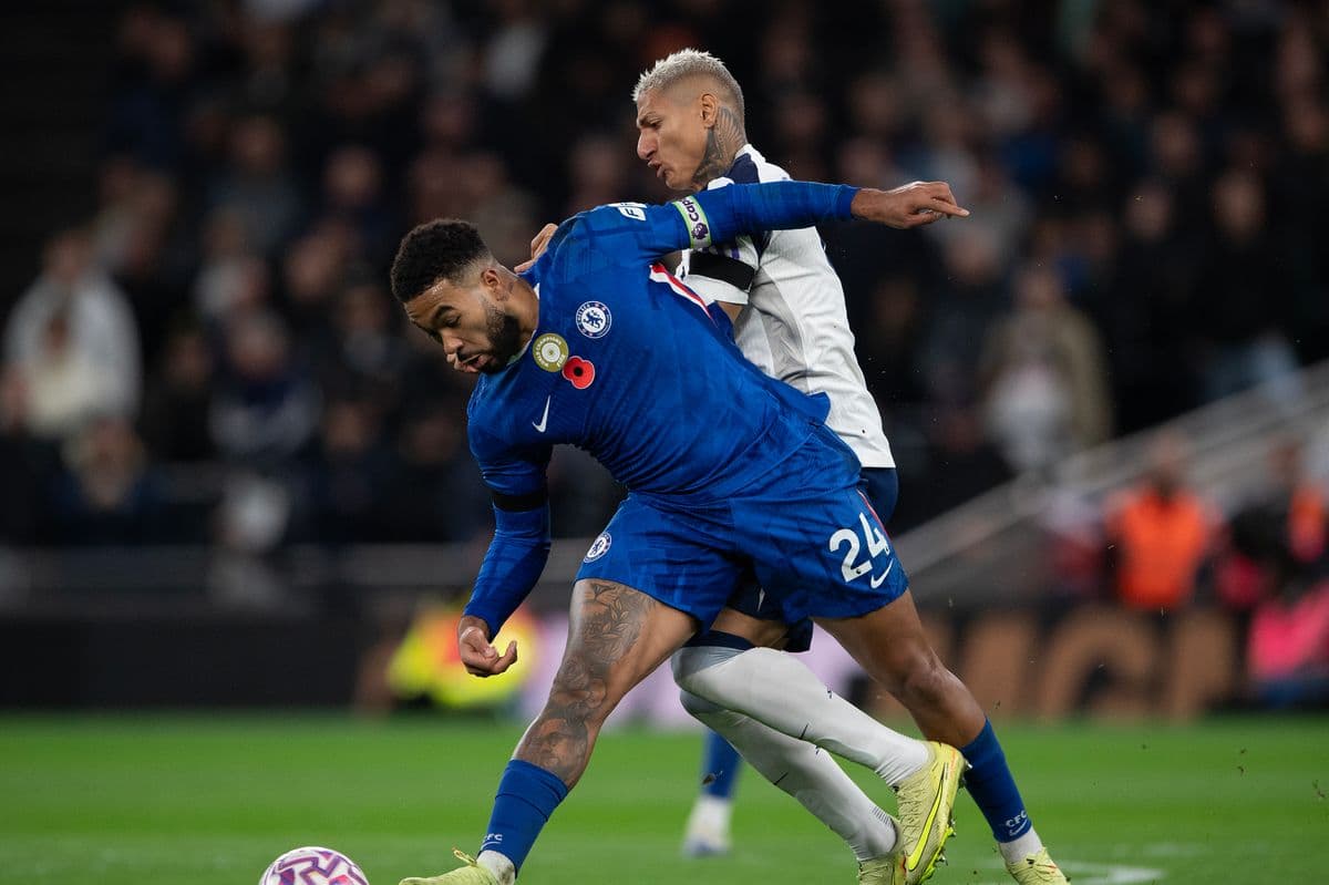 Jugador de Chelsea compitiendo por el balón Jugador de Chelsea compitiendo por el balón