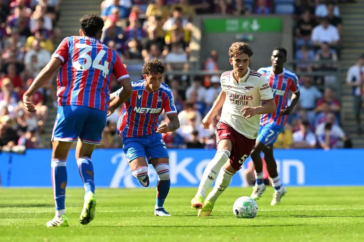Jugadores de Crystal Palace y Arsenal en acción Jugadores de Crystal Palace y Arsenal en acción