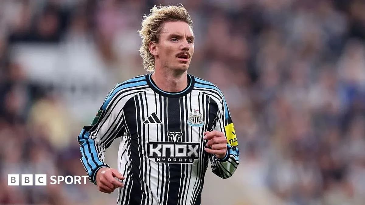 Jugador de Newcastle United corriendo en el campo Jugador de Newcastle United corriendo en el campo