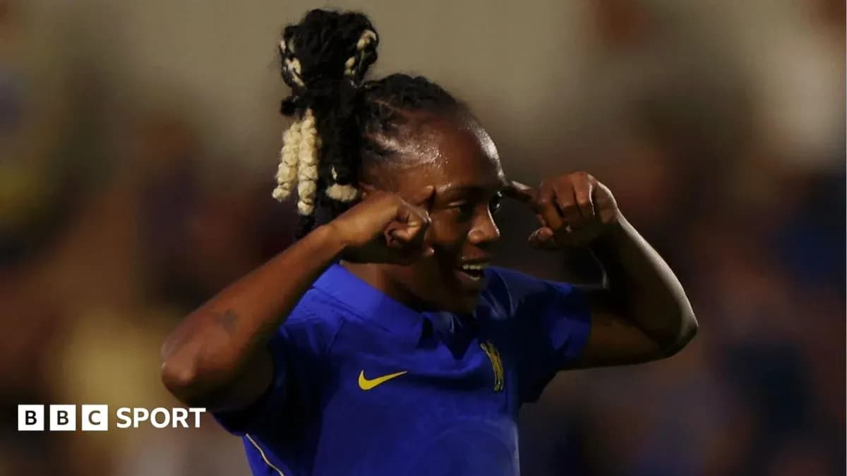 Jugadora de Chelsea celebrando un gol con gestos Jugadora de Chelsea celebrando un gol con gestos