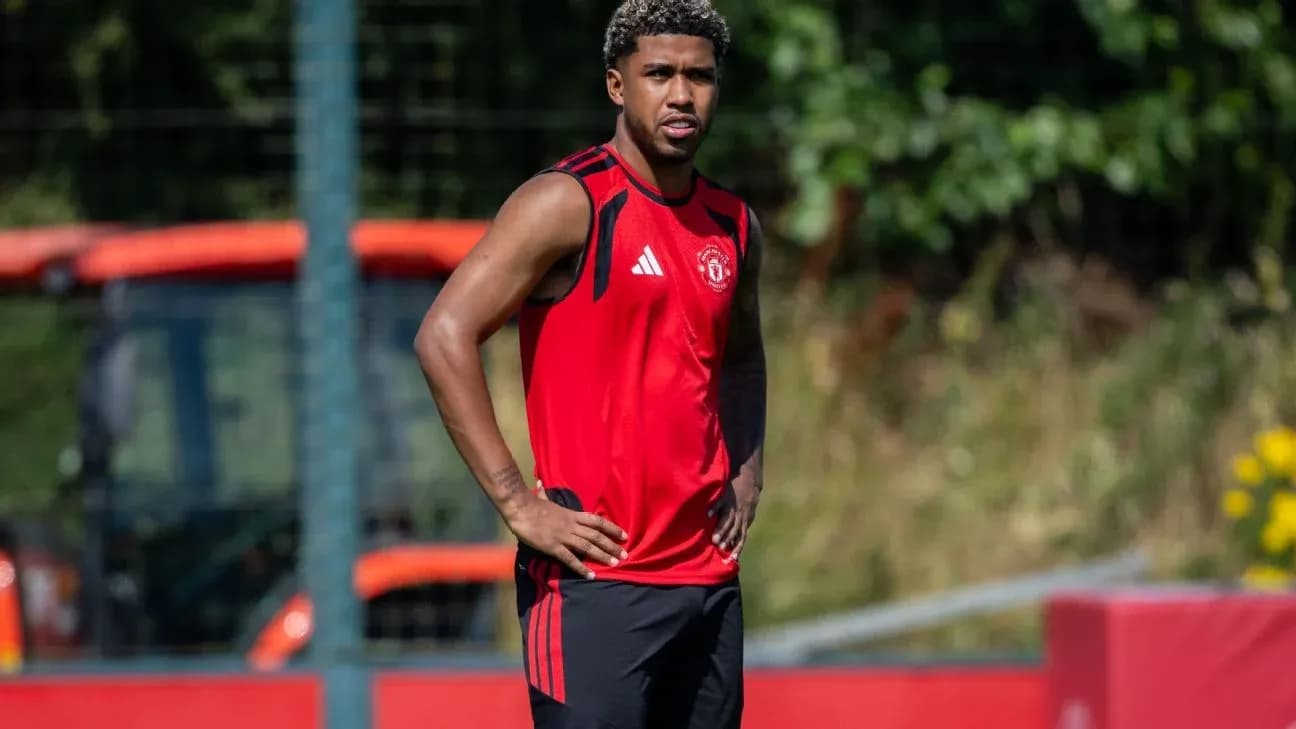 Jugador entrenando en el campo con camiseta roja Jugador entrenando en el campo con camiseta roja