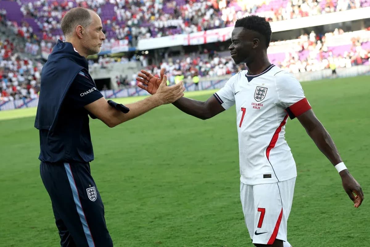 Entrenador y jugador de Inglaterra se saludan en el campo Entrenador y jugador de Inglaterra se saludan en el campo