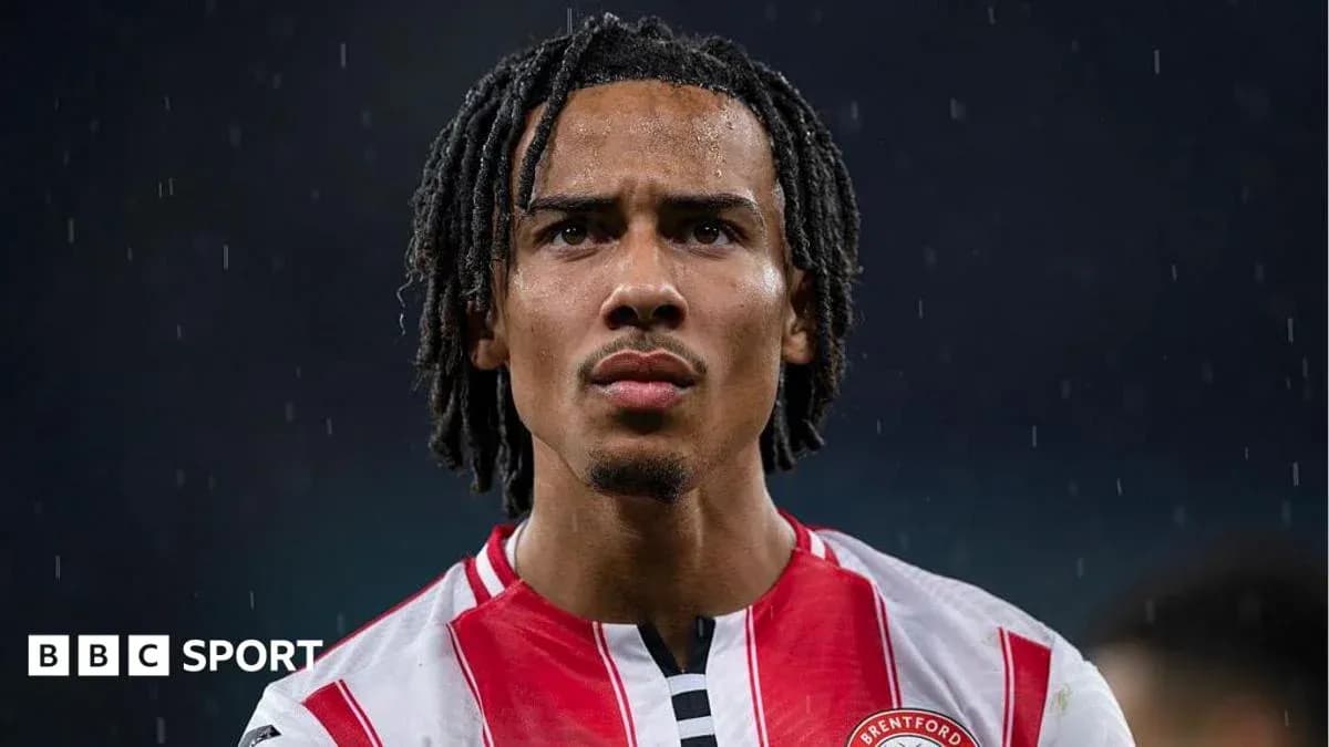 Jugador de Brentford bajo la lluvia en el campo Jugador de Brentford bajo la lluvia en el campo