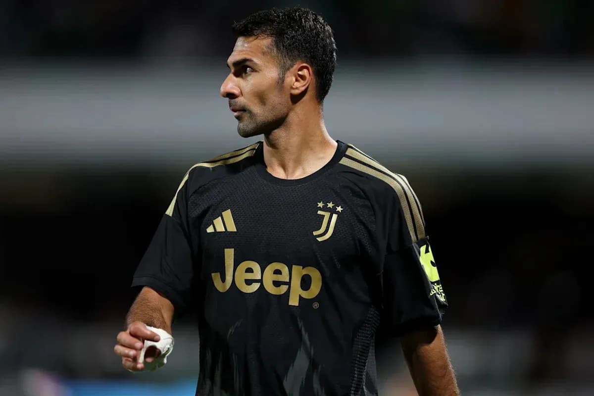 Portero de Juventus en uniforme negro durante partido Portero de Juventus en uniforme negro durante partido