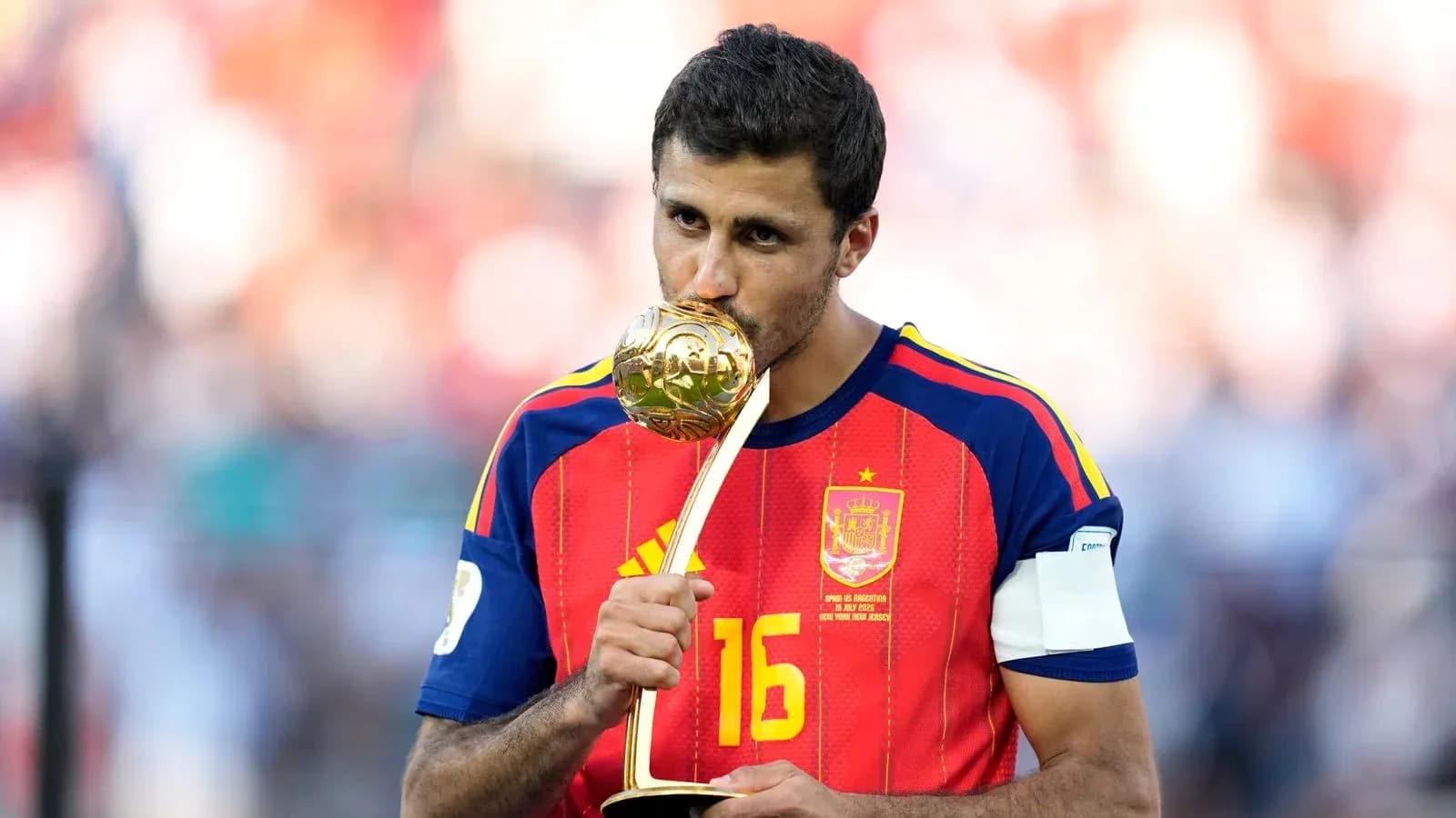 Jugador español besando trofeo tras el partido Jugador español besando trofeo tras el partido