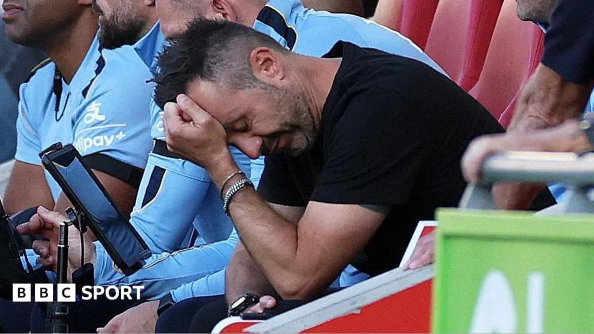 Entrenador con la mano en la cabeza en el banquillo Entrenador con la mano en la cabeza en el banquillo