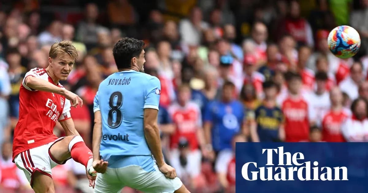 Jugador de Arsenal lanza un tiro contra Kovacic Jugador de Arsenal lanza un tiro contra Kovacic