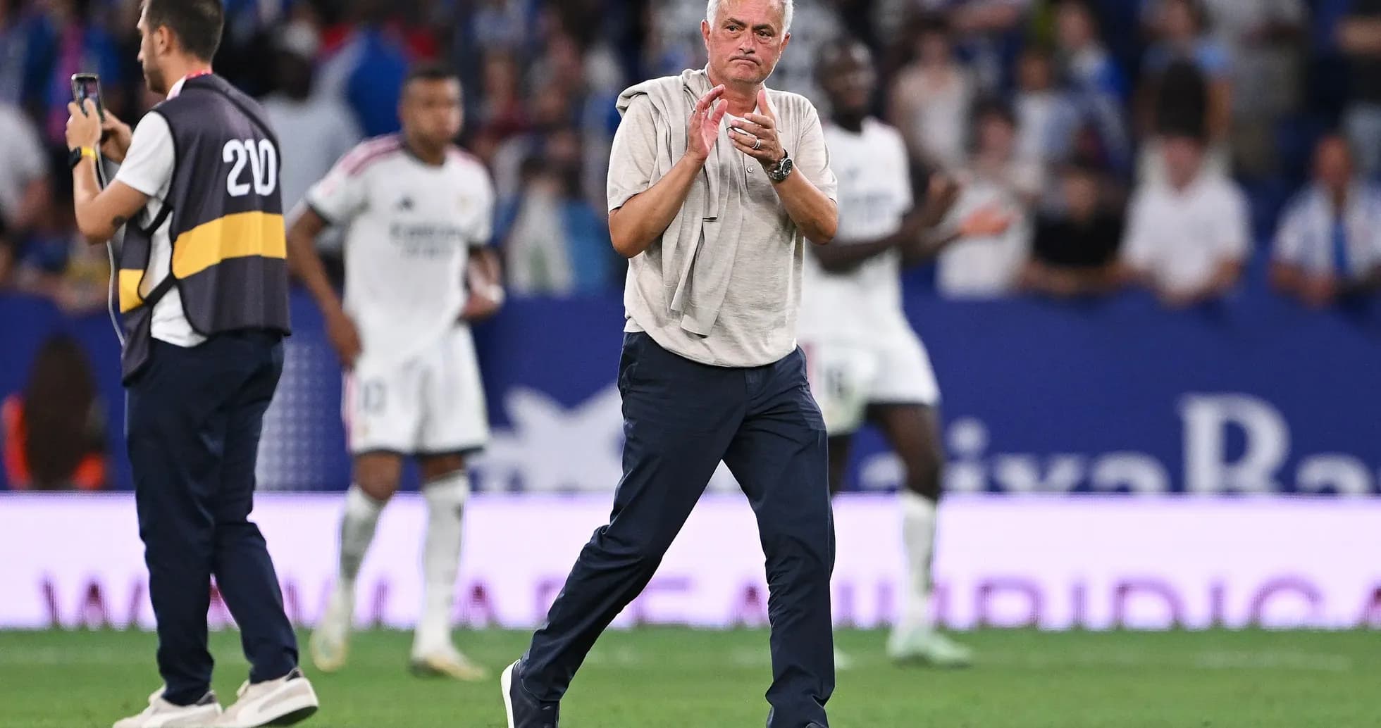 Entrenador aplaudiendo en el campo durante el partido Entrenador aplaudiendo en el campo durante el partido