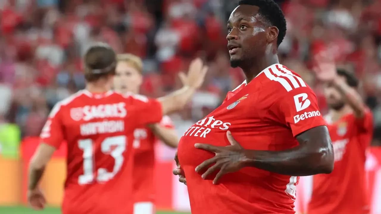 Jugador de Benfica celebrando un gol Jugador de Benfica celebrando un gol