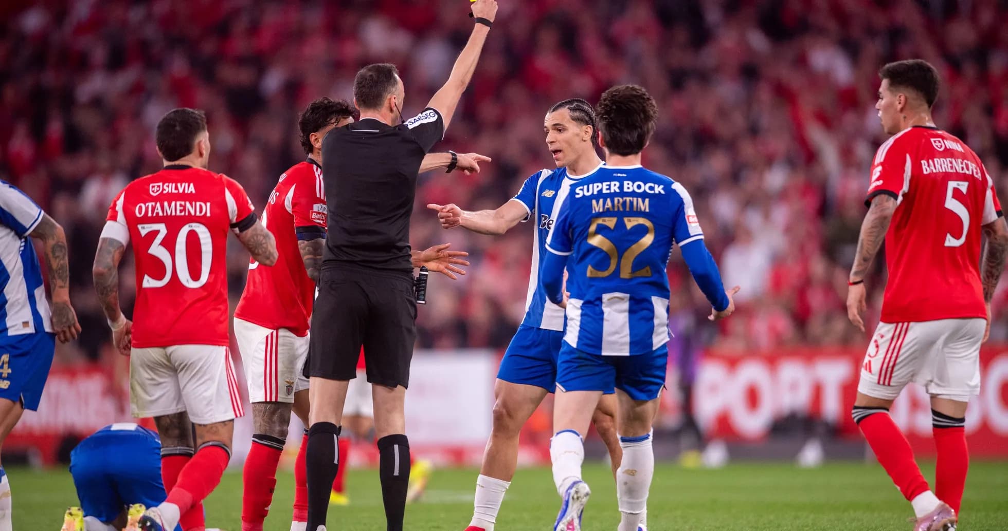 Árbitro mostrando tarjeta amarilla en partido de fútbol Árbitro mostrando tarjeta amarilla en partido de fútbol