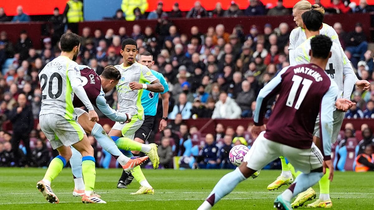 Acción del partido entre Manchester City y Aston Villa Acción del partido entre Manchester City y Aston Villa