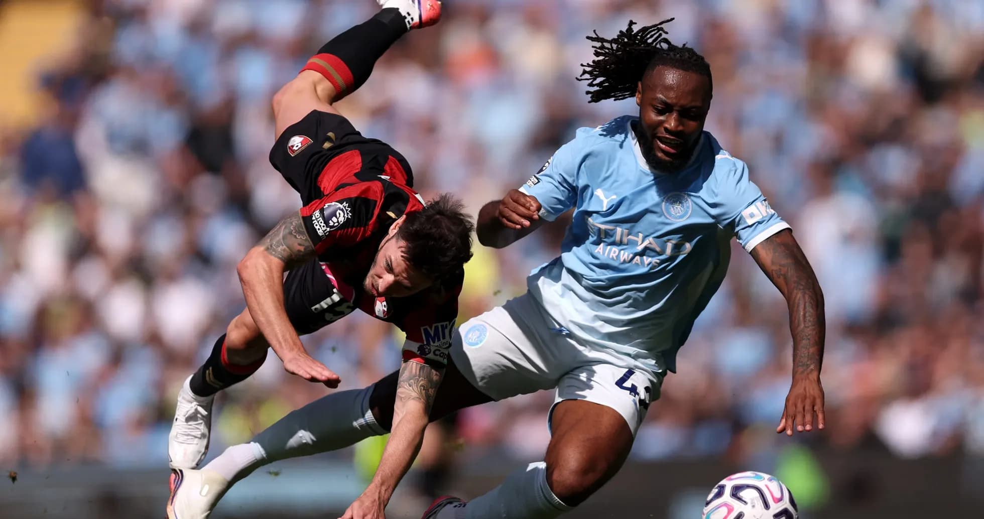 Jugador de Bournemouth cae ante Manchester City Jugador de Bournemouth cae ante Manchester City