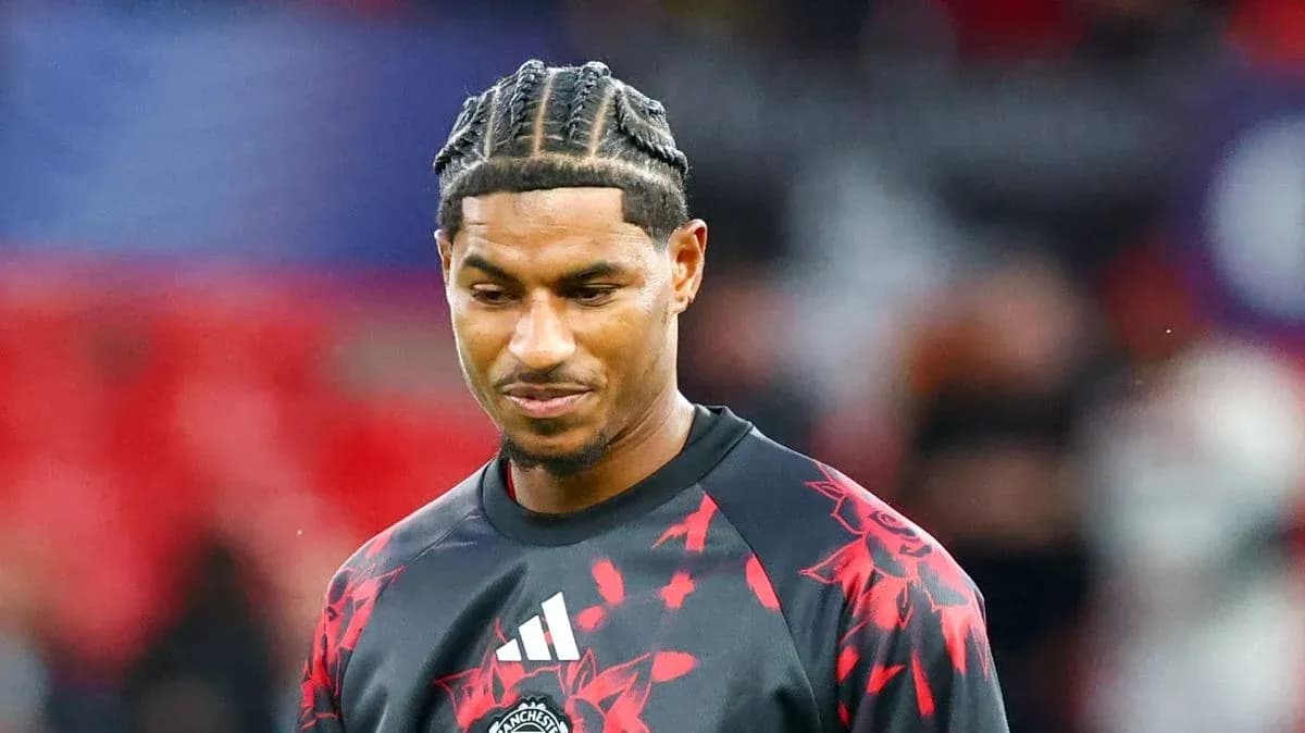 Jugador con trenzas en camiseta de calentamiento Jugador con trenzas en camiseta de calentamiento