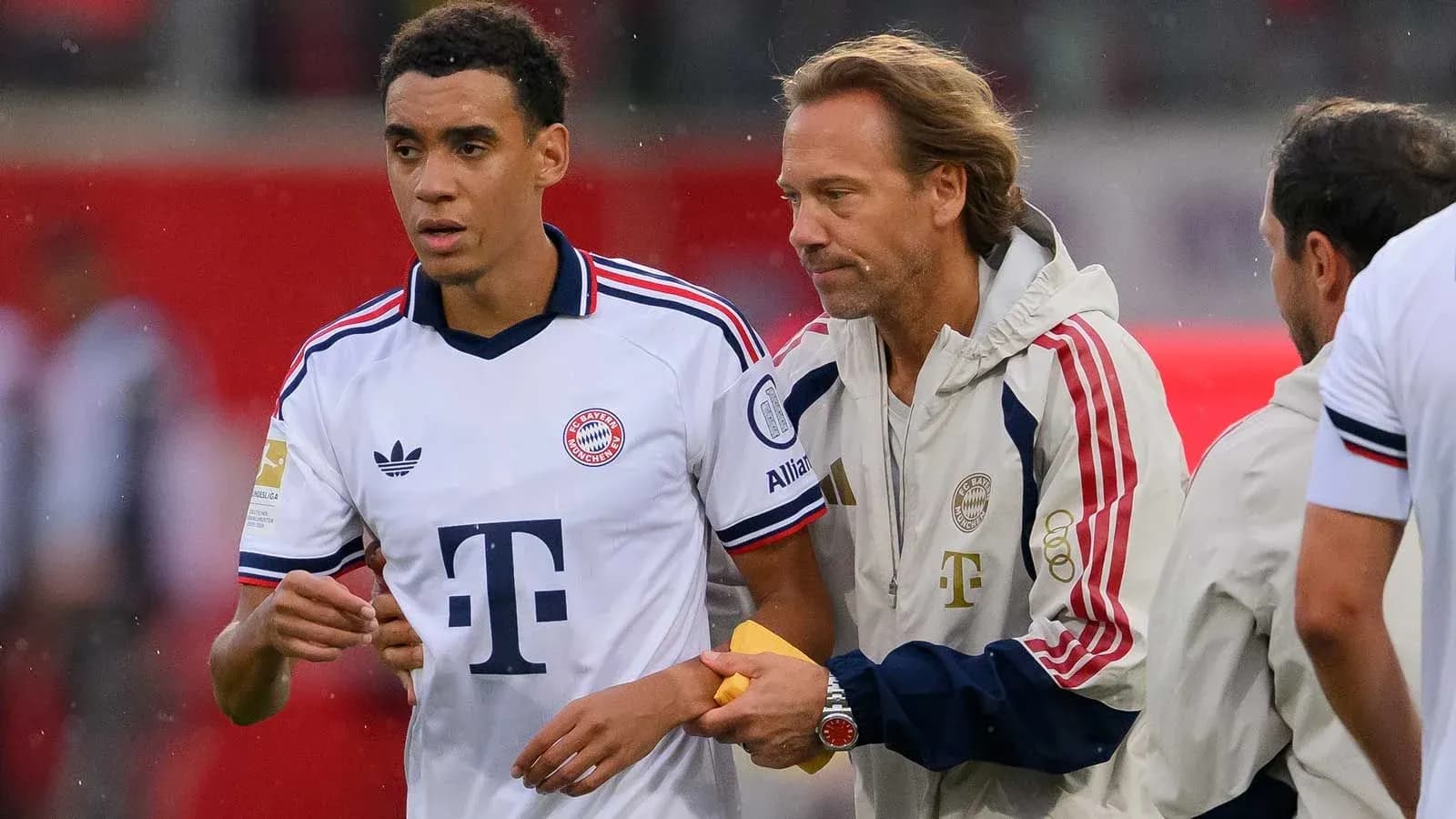 Jugador de Bayern Munich siendo atendido por el personal Jugador de Bayern Munich siendo atendido por el personal