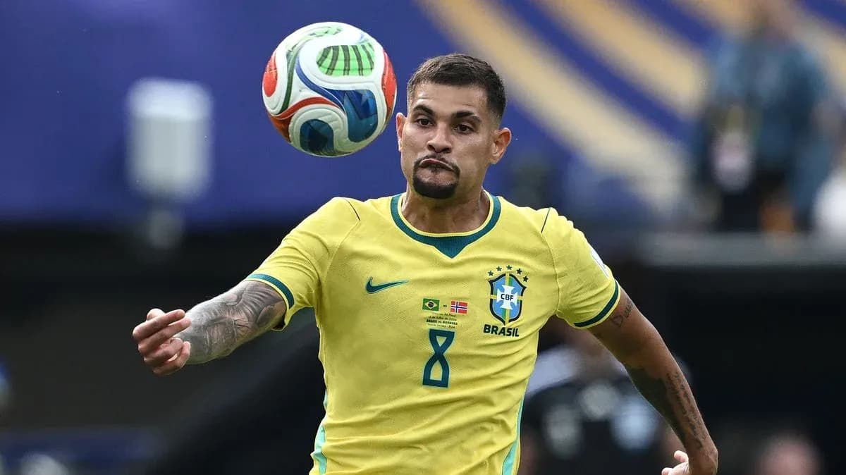 Jugador de Brasil controla el balón durante el partido Jugador de Brasil controla el balón durante el partido