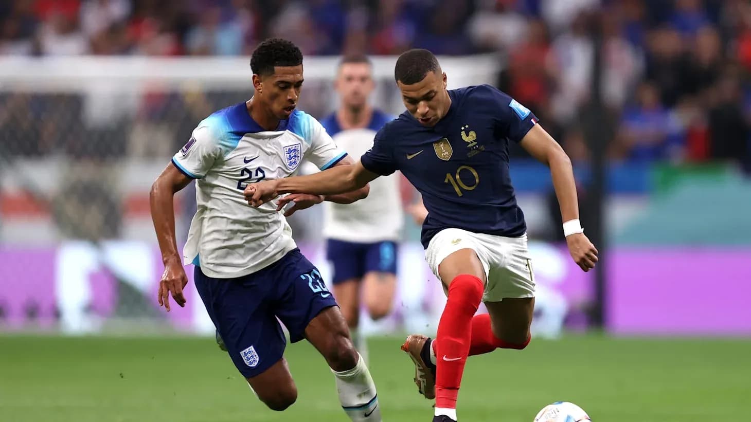 Mbappé y jugador de Inglaterra compitiendo por el balón Mbappé y jugador de Inglaterra compitiendo por el balón