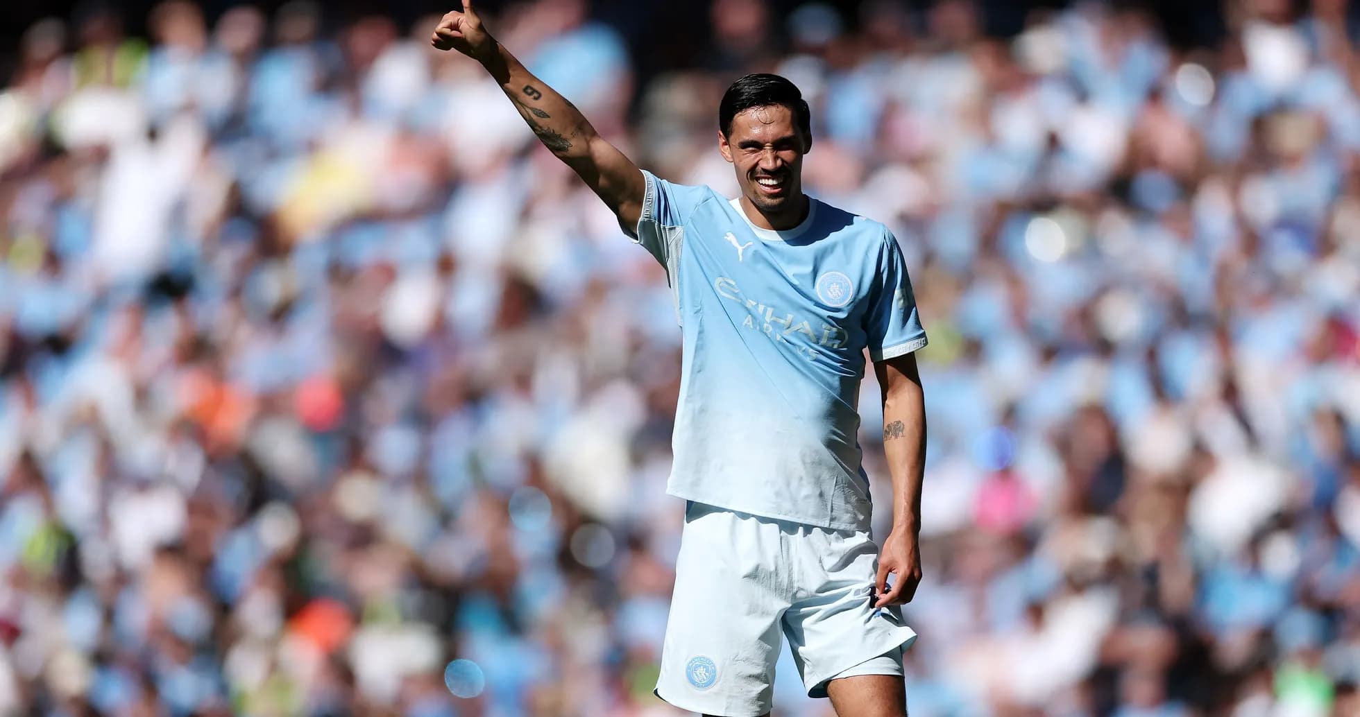 Jugador de Manchester City señalando a la afición Jugador de Manchester City señalando a la afición