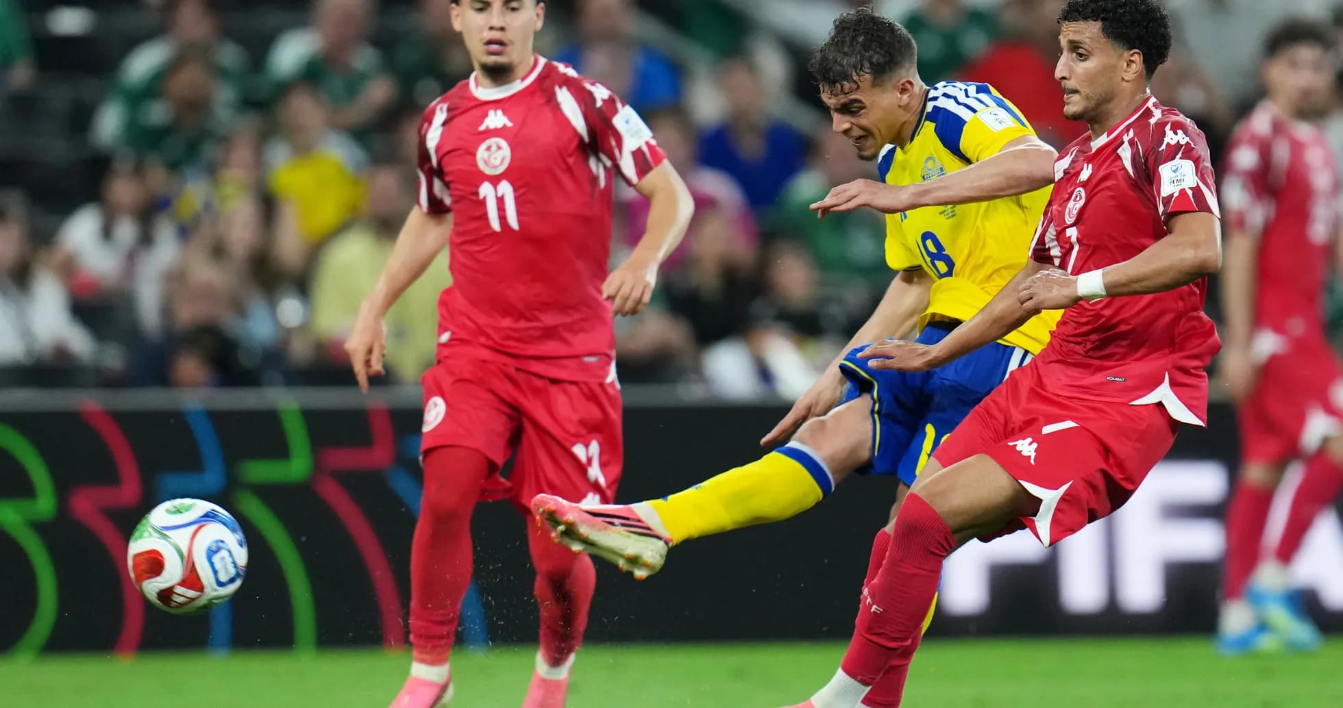 Jugador sueco chutando el balón contra Túnez Jugador sueco chutando el balón contra Túnez