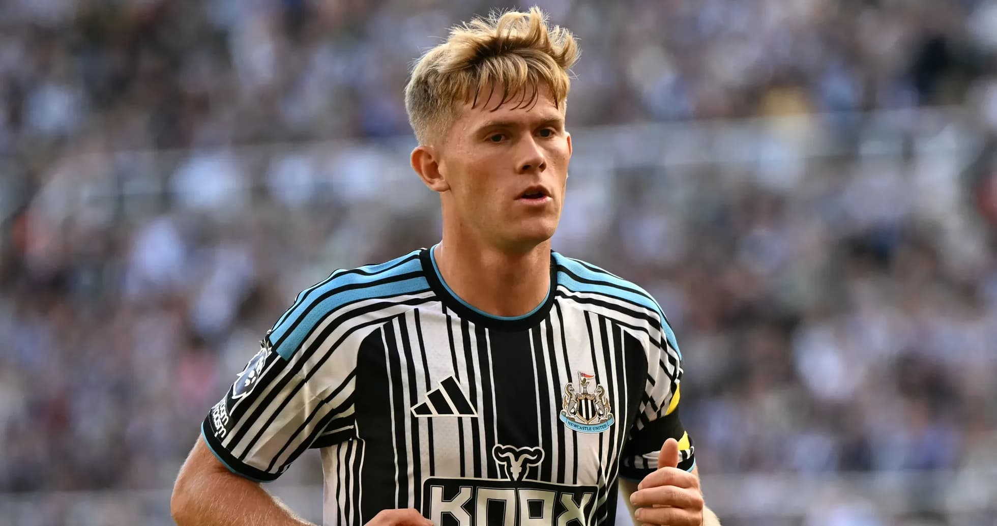 Jugador de Newcastle United en el campo de juego Jugador de Newcastle United en el campo de juego