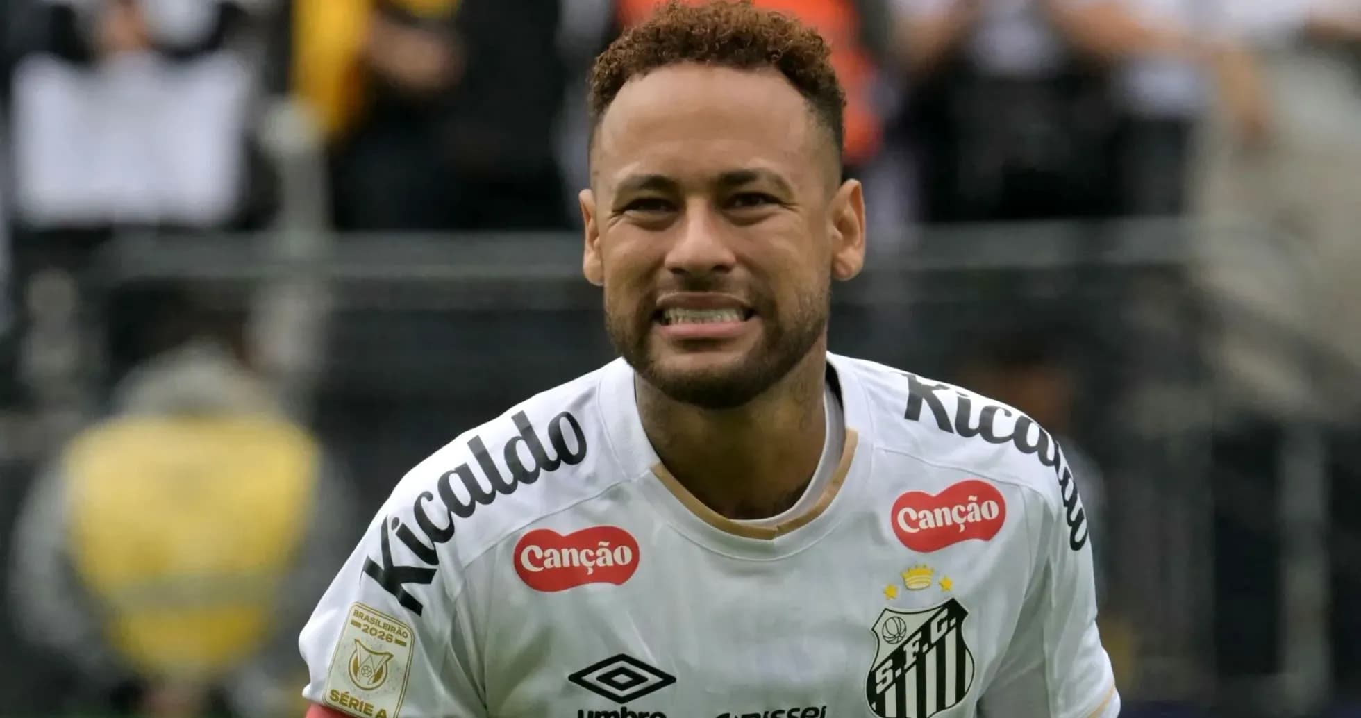Jugador de Santos FC en el campo de juego Jugador de Santos FC en el campo de juego