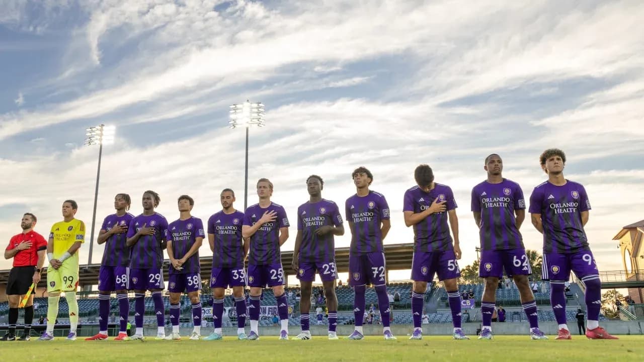Jugadores de Orlando City II durante el himno Jugadores de Orlando City II durante el himno
