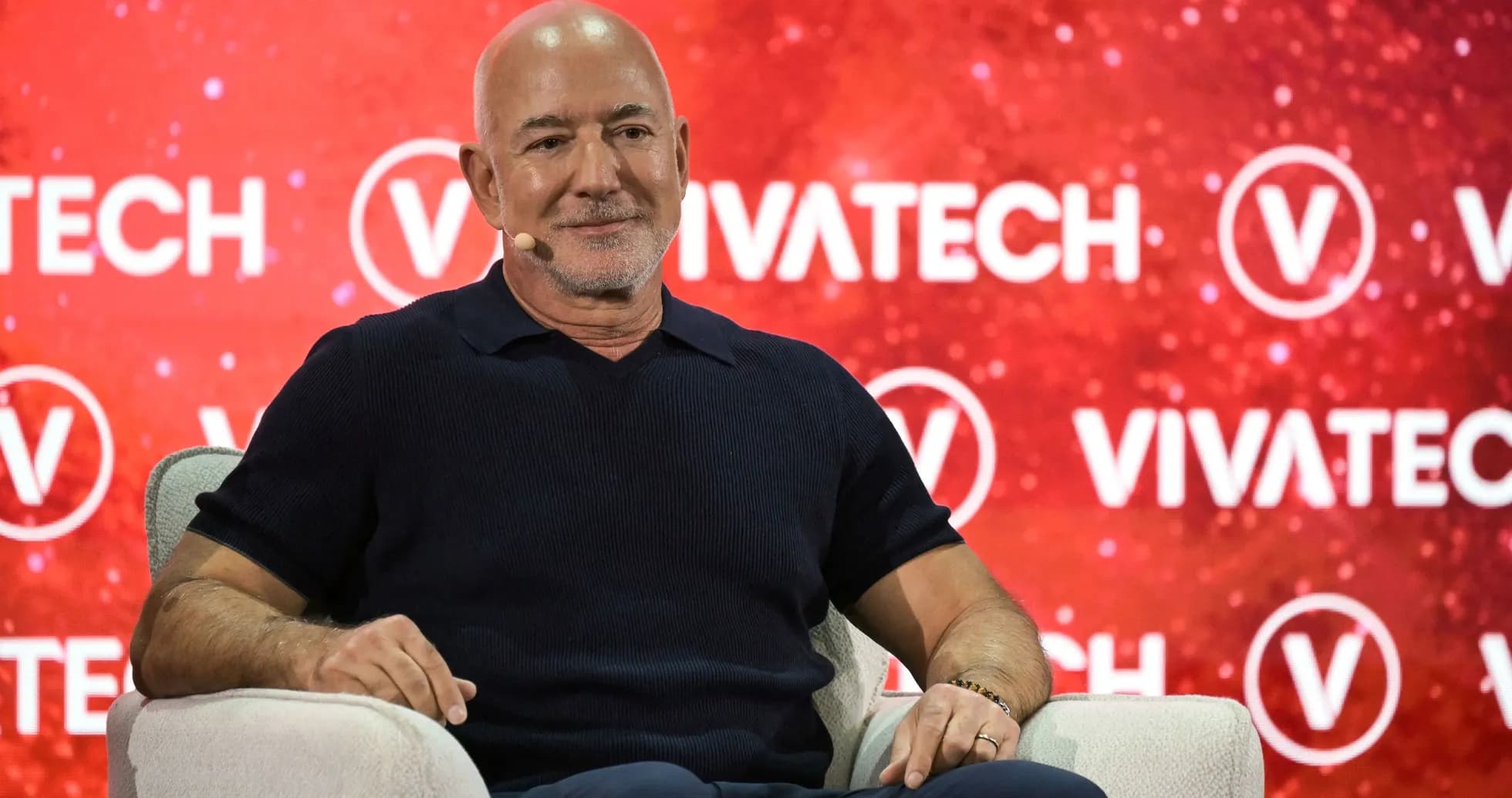 Hombre sentado en un escenario de Vivatech Hombre sentado en un escenario de Vivatech