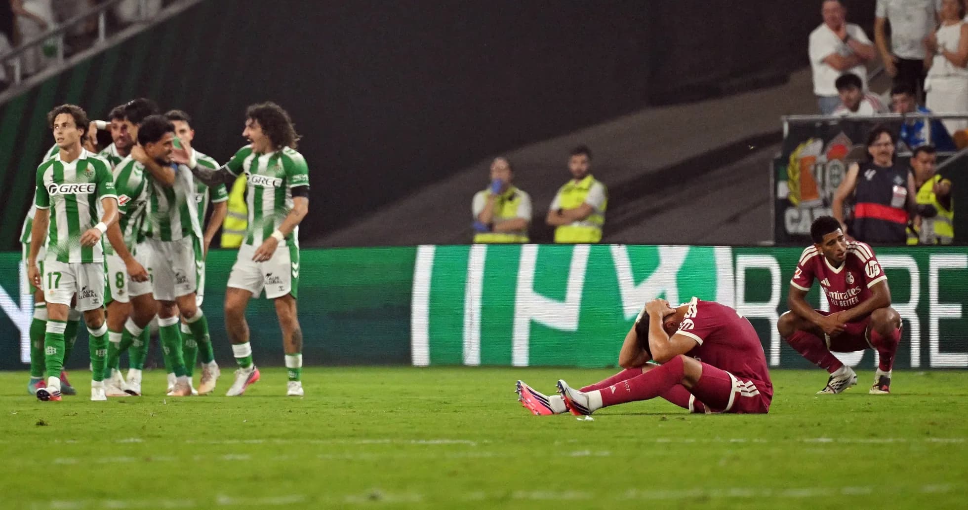 Jugadores de Betis celebrando mientras rivales se lamentan Jugadores de Betis celebrando mientras rivales se lamentan