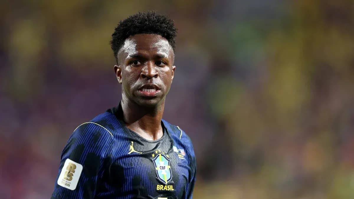Jugador brasileño en partido de fútbol Jugador brasileño en partido de fútbol