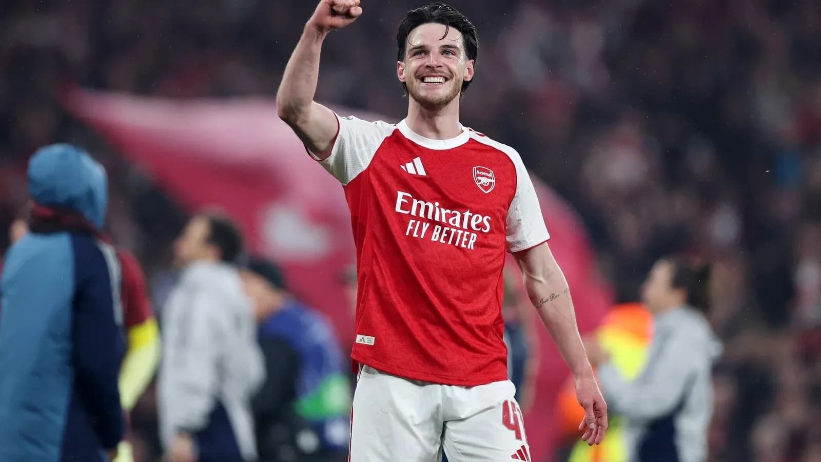 Jugador de Arsenal celebrando con el puño levantado Jugador de Arsenal celebrando con el puño levantado